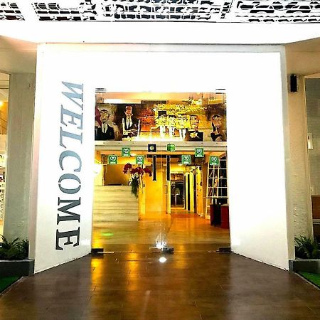 Silom Art Hostel Bangkok Bagian luar foto