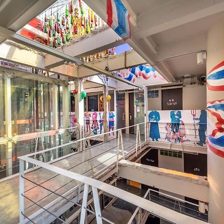 Silom Art Hostel Bangkok Bagian luar foto