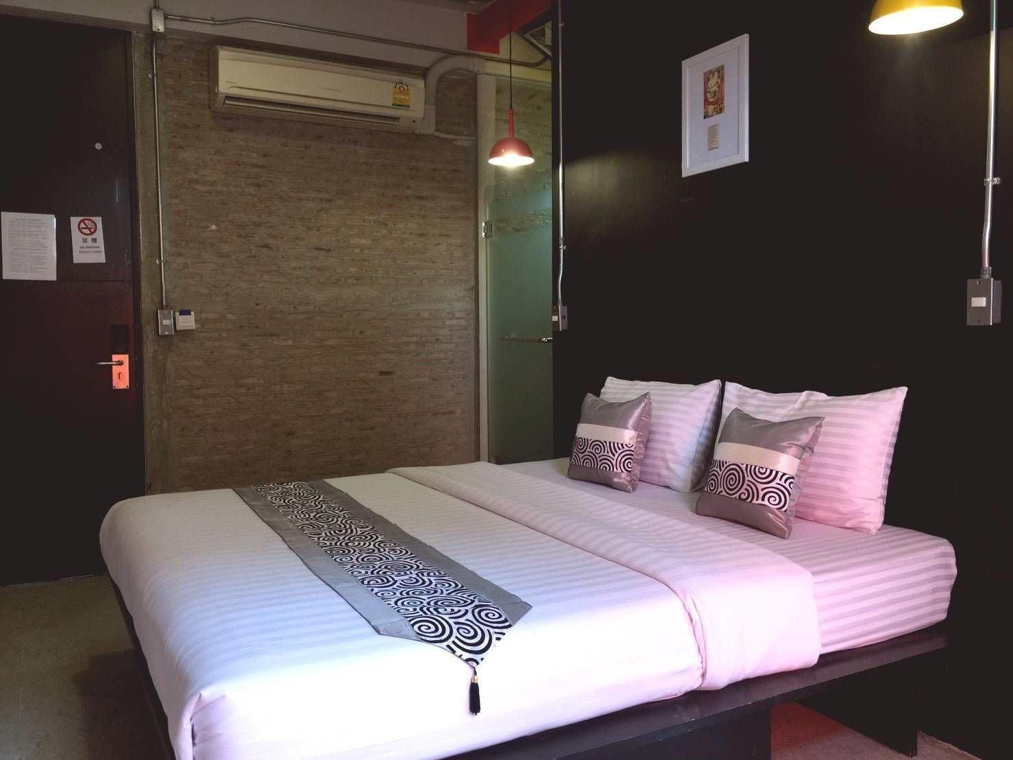 Silom Art Hostel Bangkok Bagian luar foto