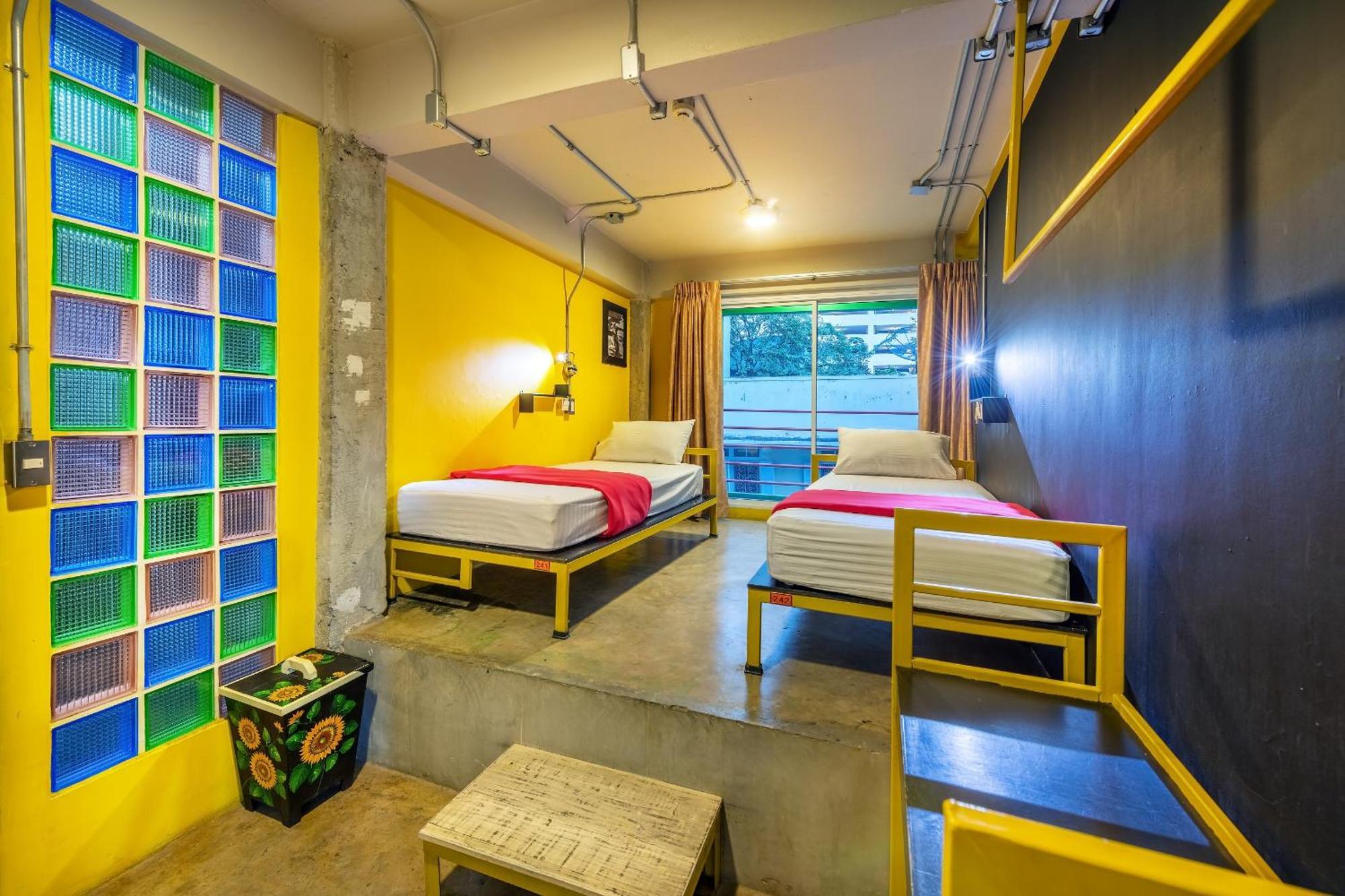 Silom Art Hostel Bangkok Bagian luar foto
