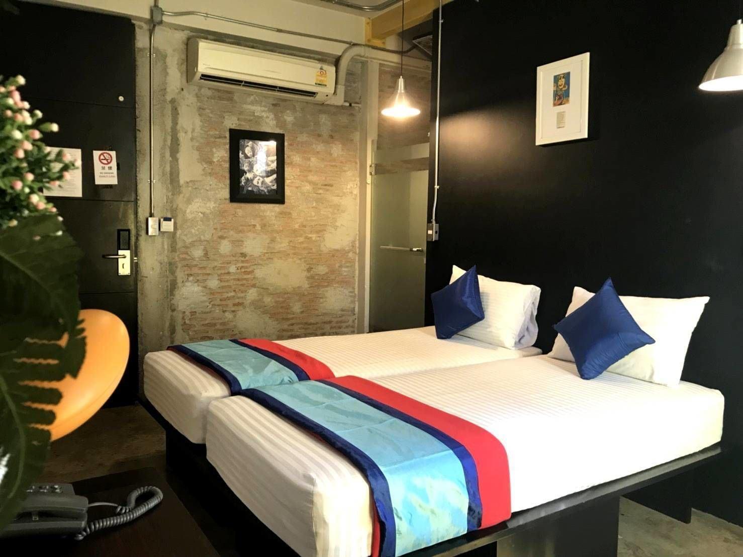 Silom Art Hostel Bangkok Bagian luar foto