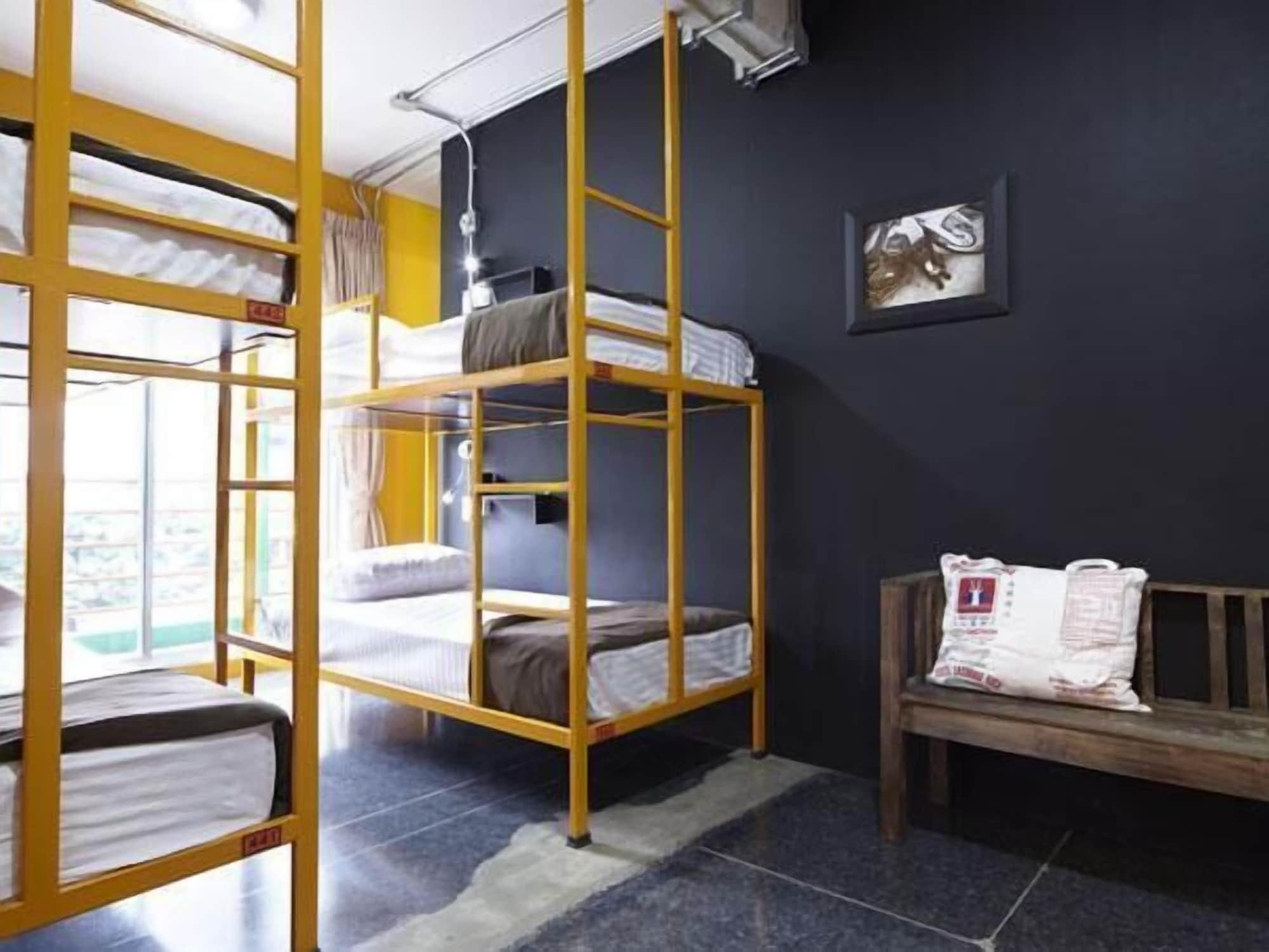 Silom Art Hostel Bangkok Bagian luar foto