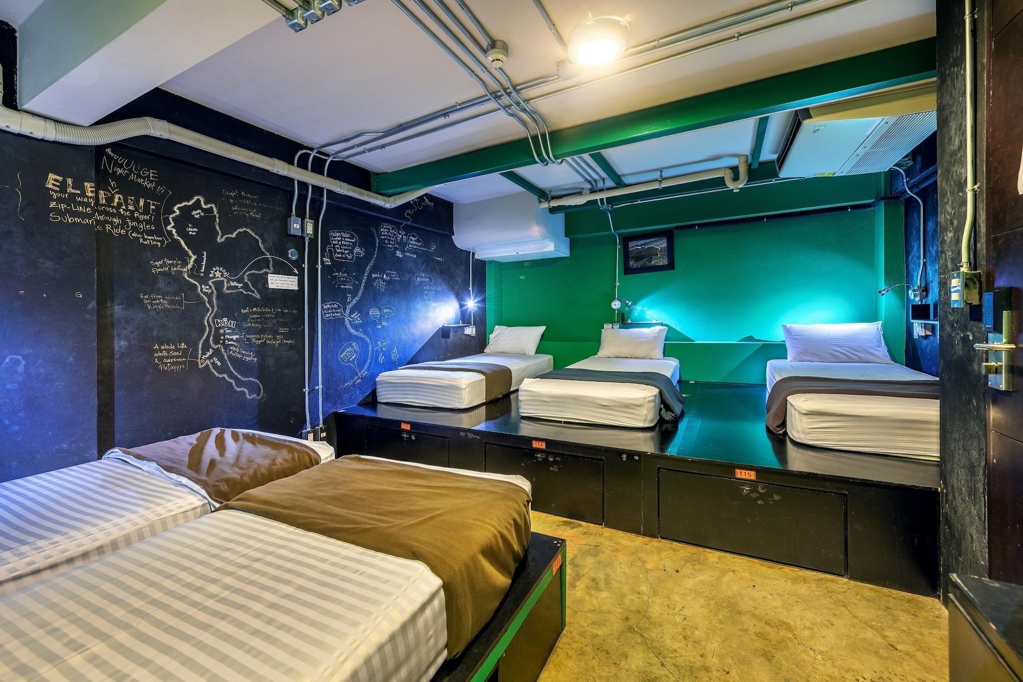 Silom Art Hostel Bangkok Bagian luar foto