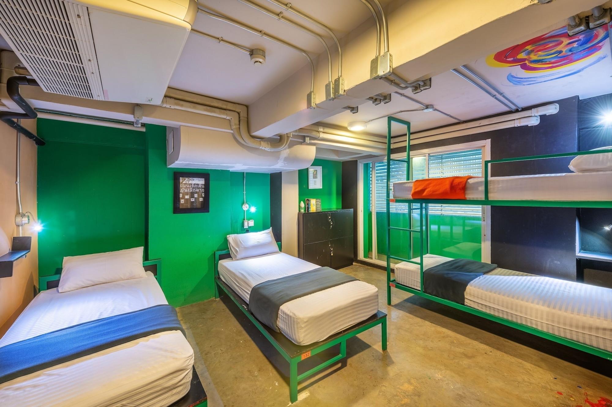 Silom Art Hostel Bangkok Bagian luar foto