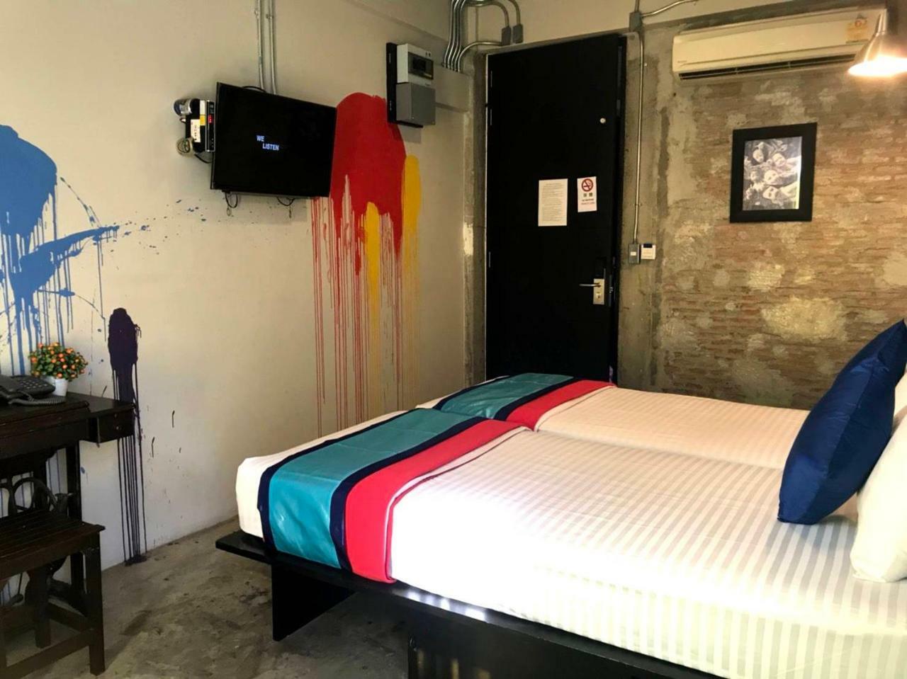 Silom Art Hostel Bangkok Bagian luar foto
