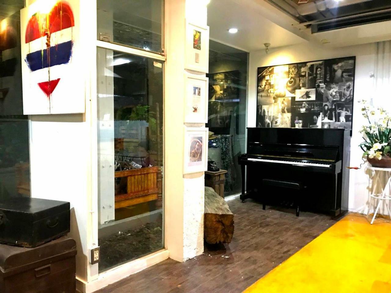 Silom Art Hostel Bangkok Bagian luar foto