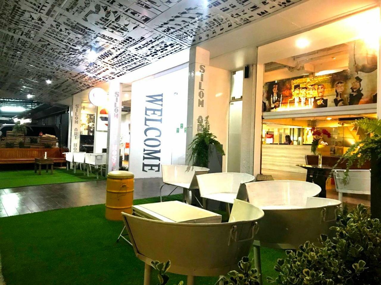 Silom Art Hostel Bangkok Bagian luar foto