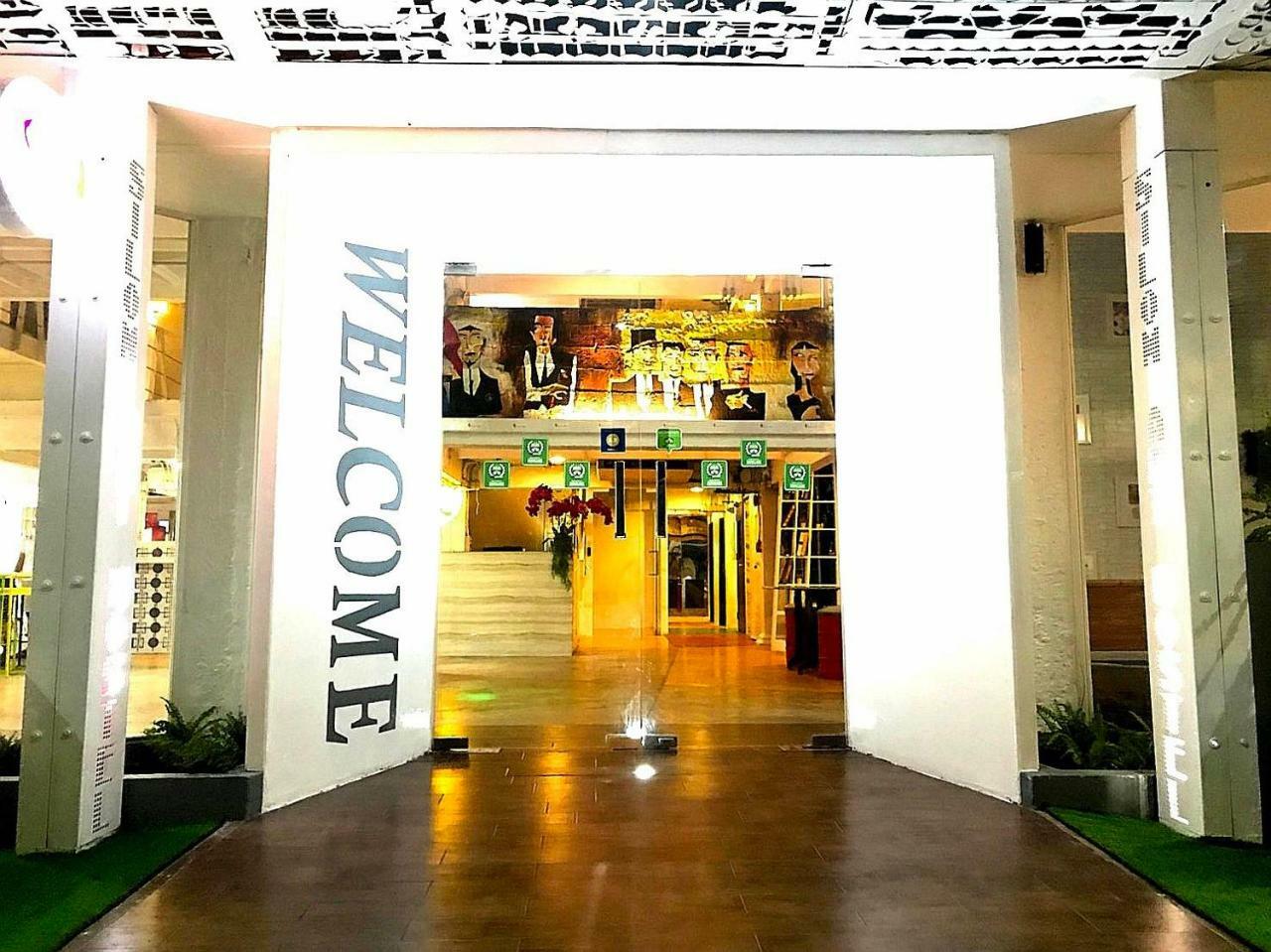 Silom Art Hostel Bangkok Bagian luar foto