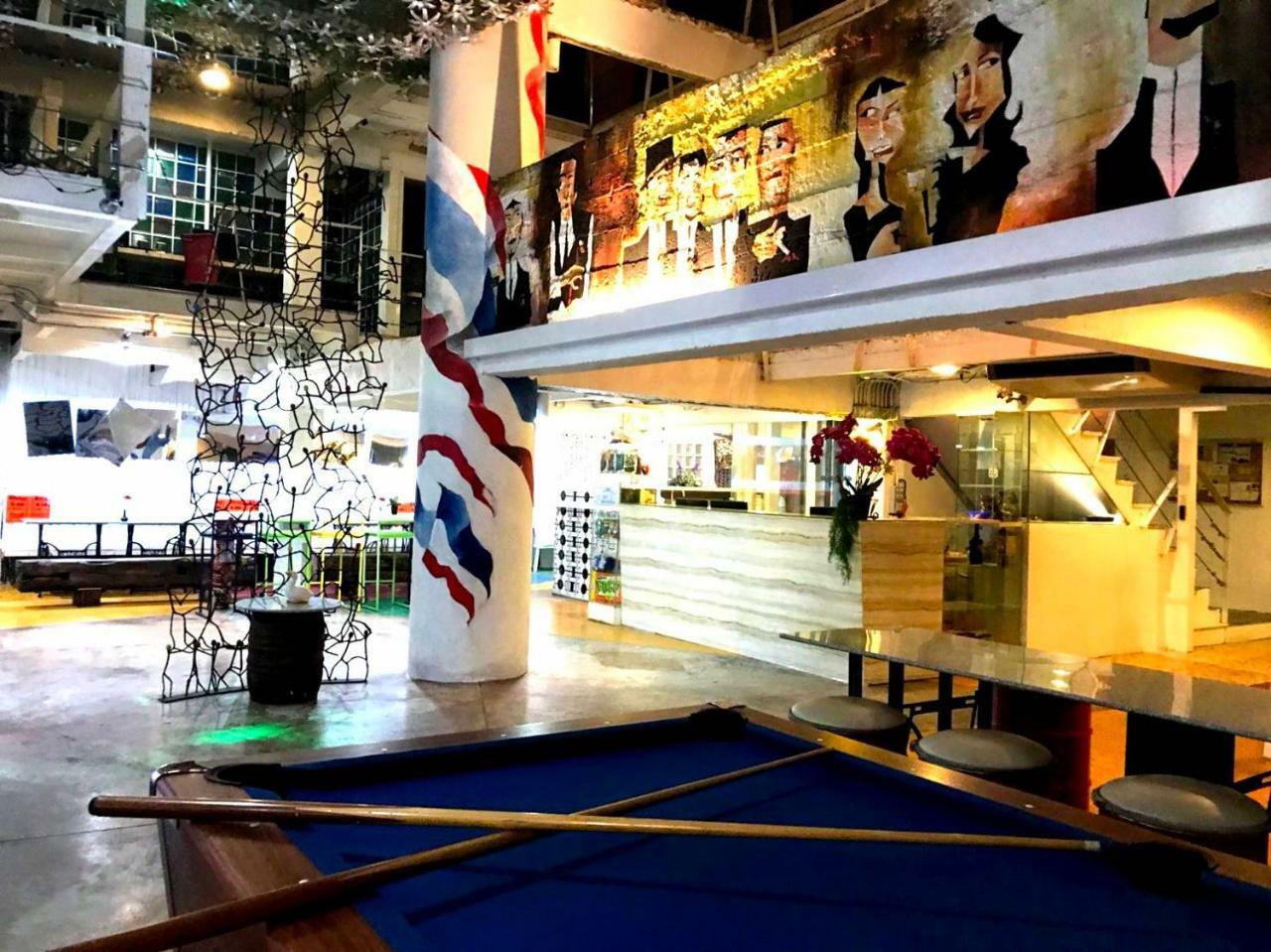 Silom Art Hostel Bangkok Bagian luar foto
