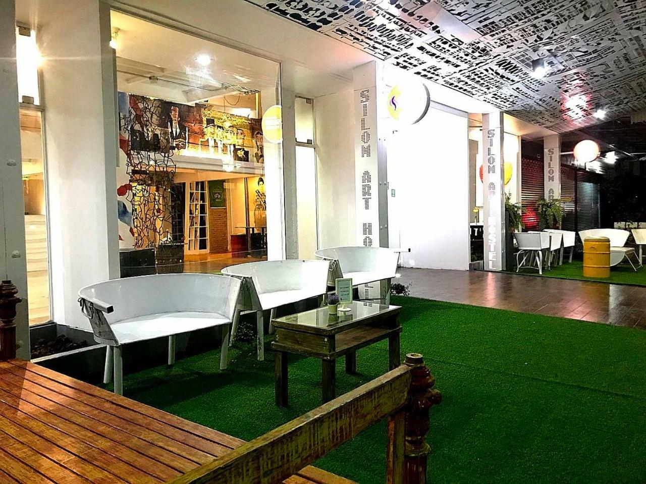 Silom Art Hostel Bangkok Bagian luar foto