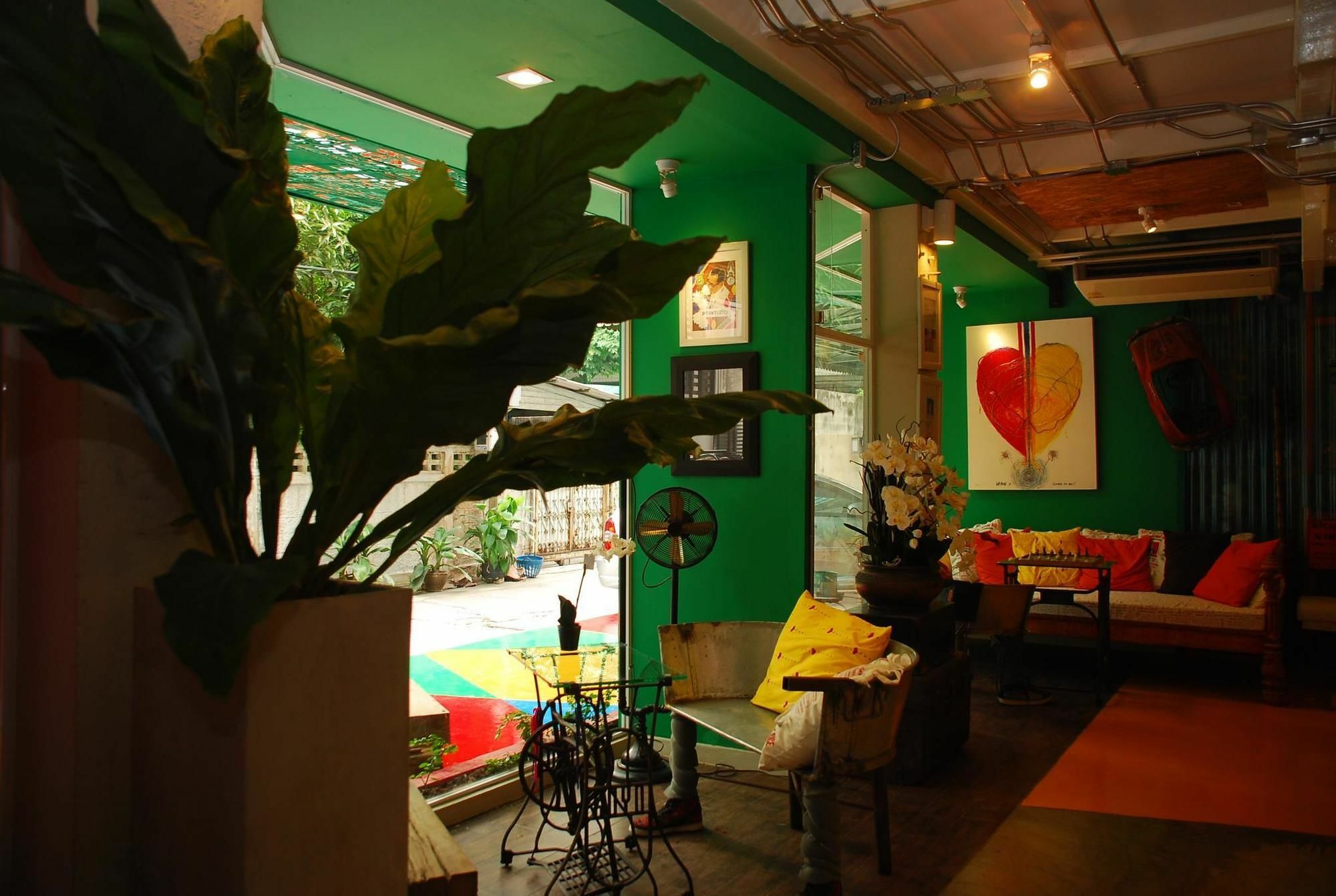 Silom Art Hostel Bangkok Bagian luar foto