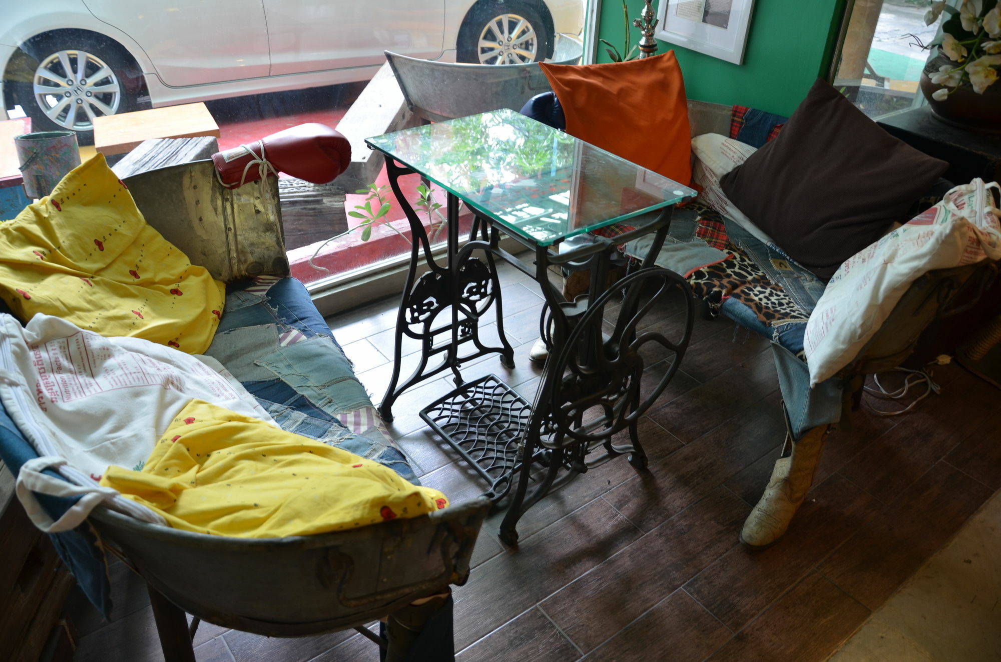 Silom Art Hostel Bangkok Bagian luar foto