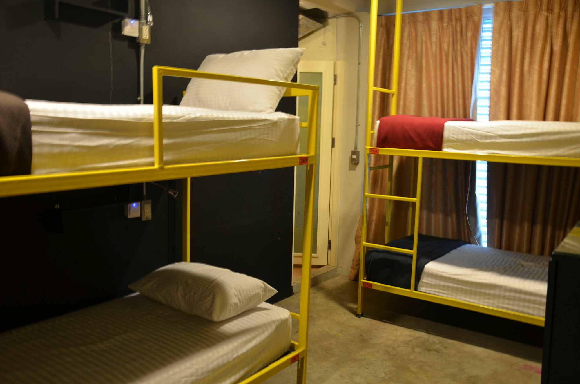 Silom Art Hostel Bangkok Bagian luar foto