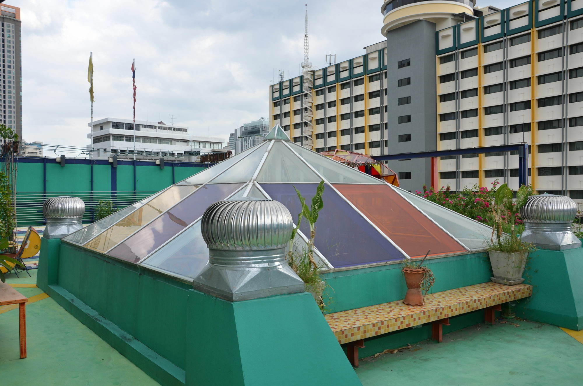 Silom Art Hostel Bangkok Bagian luar foto