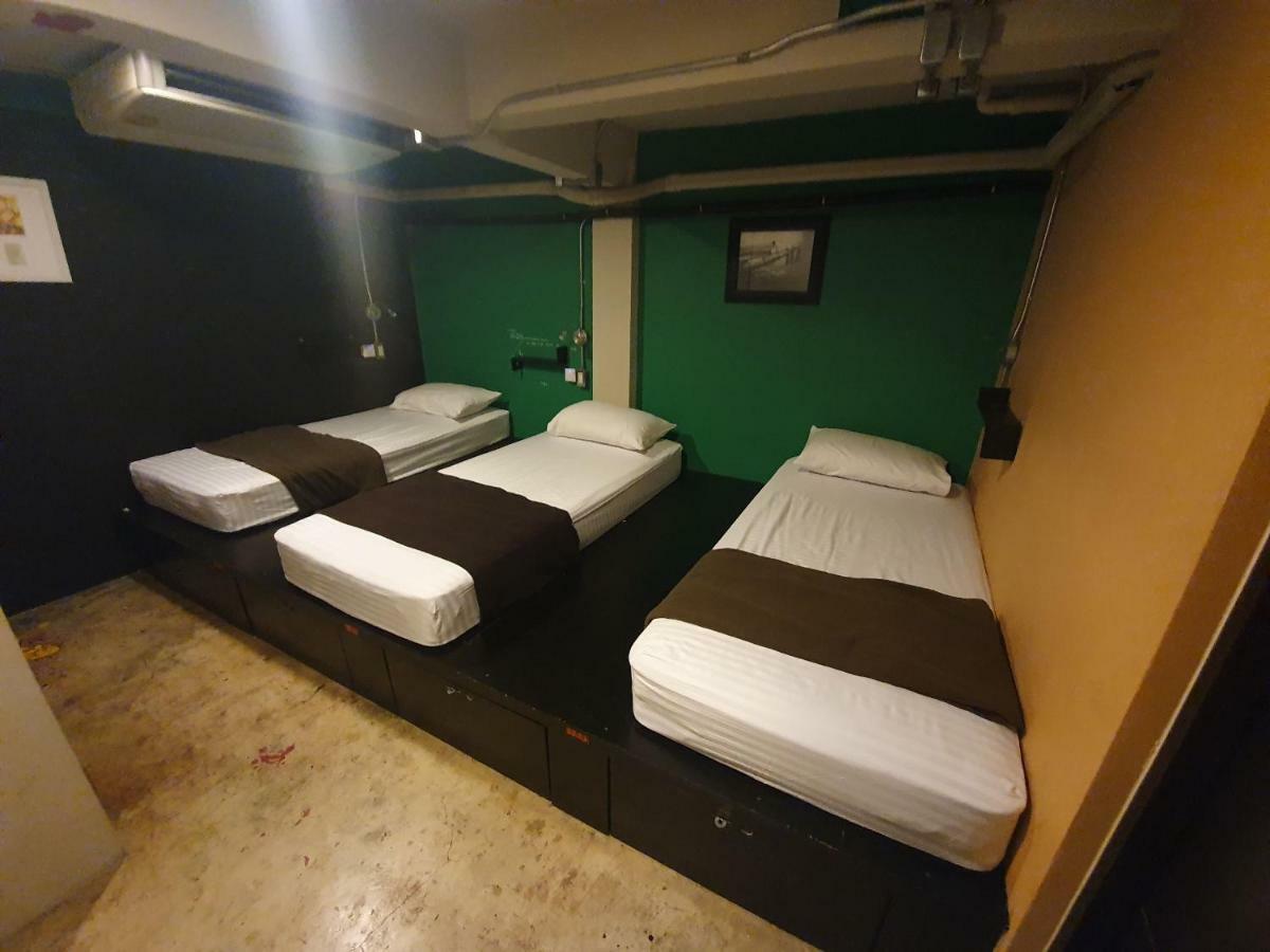 Silom Art Hostel Bangkok Bagian luar foto