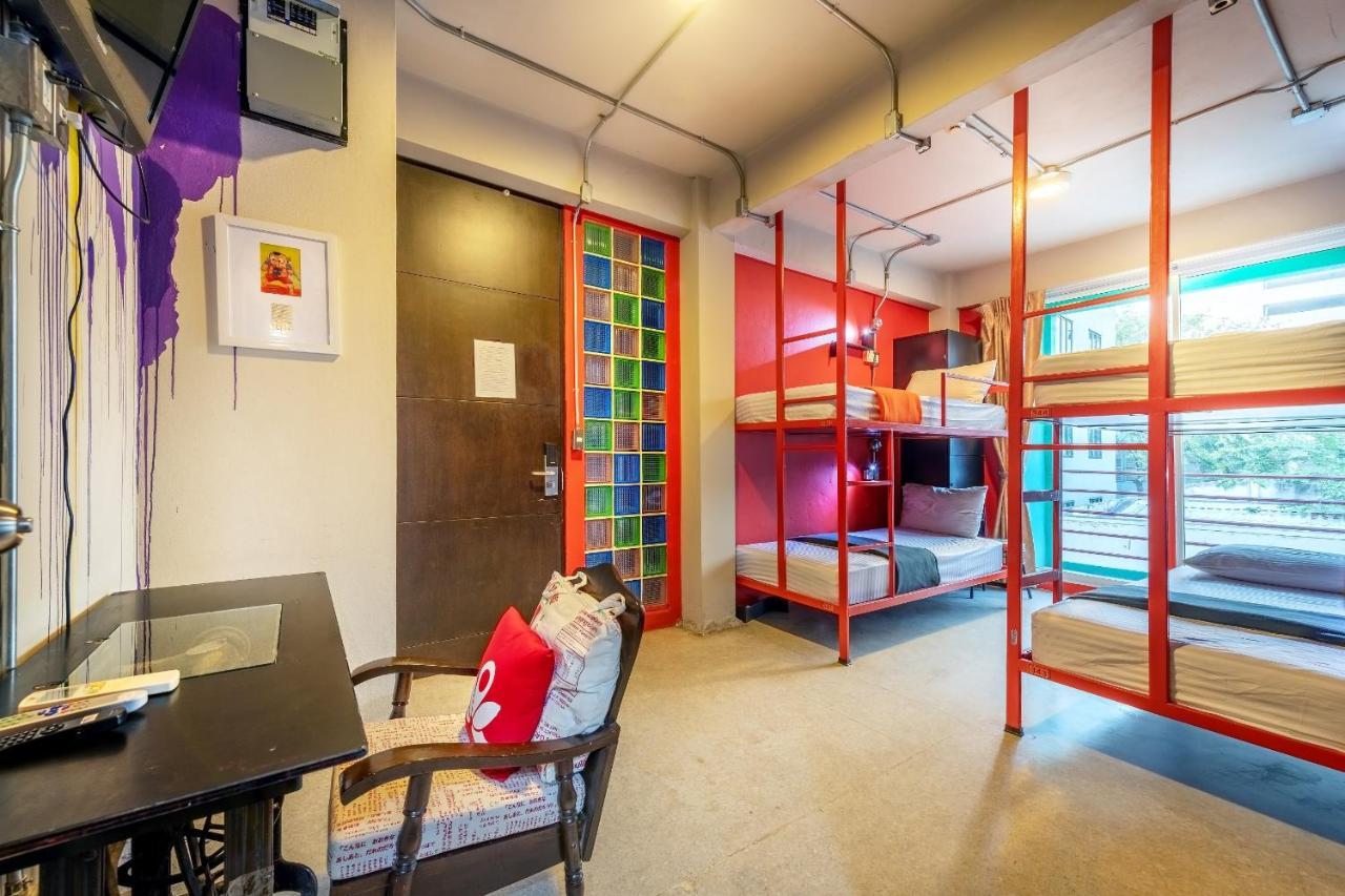 Silom Art Hostel Bangkok Bagian luar foto