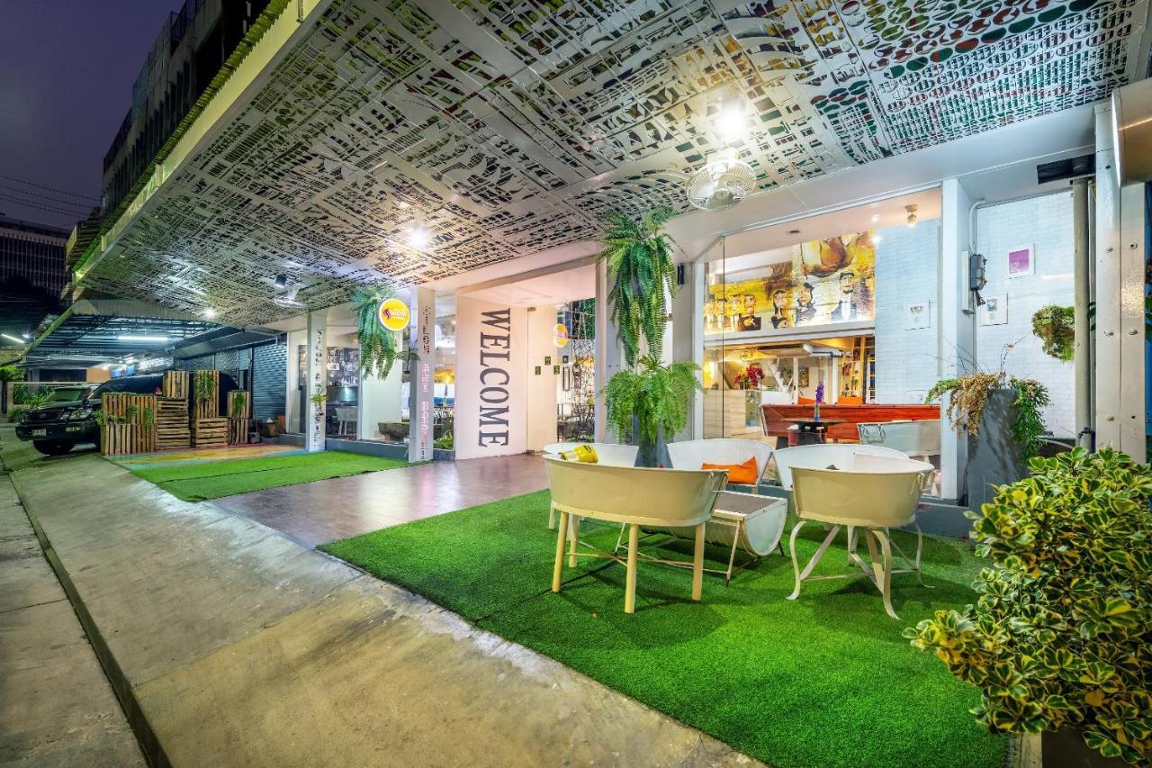 Silom Art Hostel Bangkok Bagian luar foto
