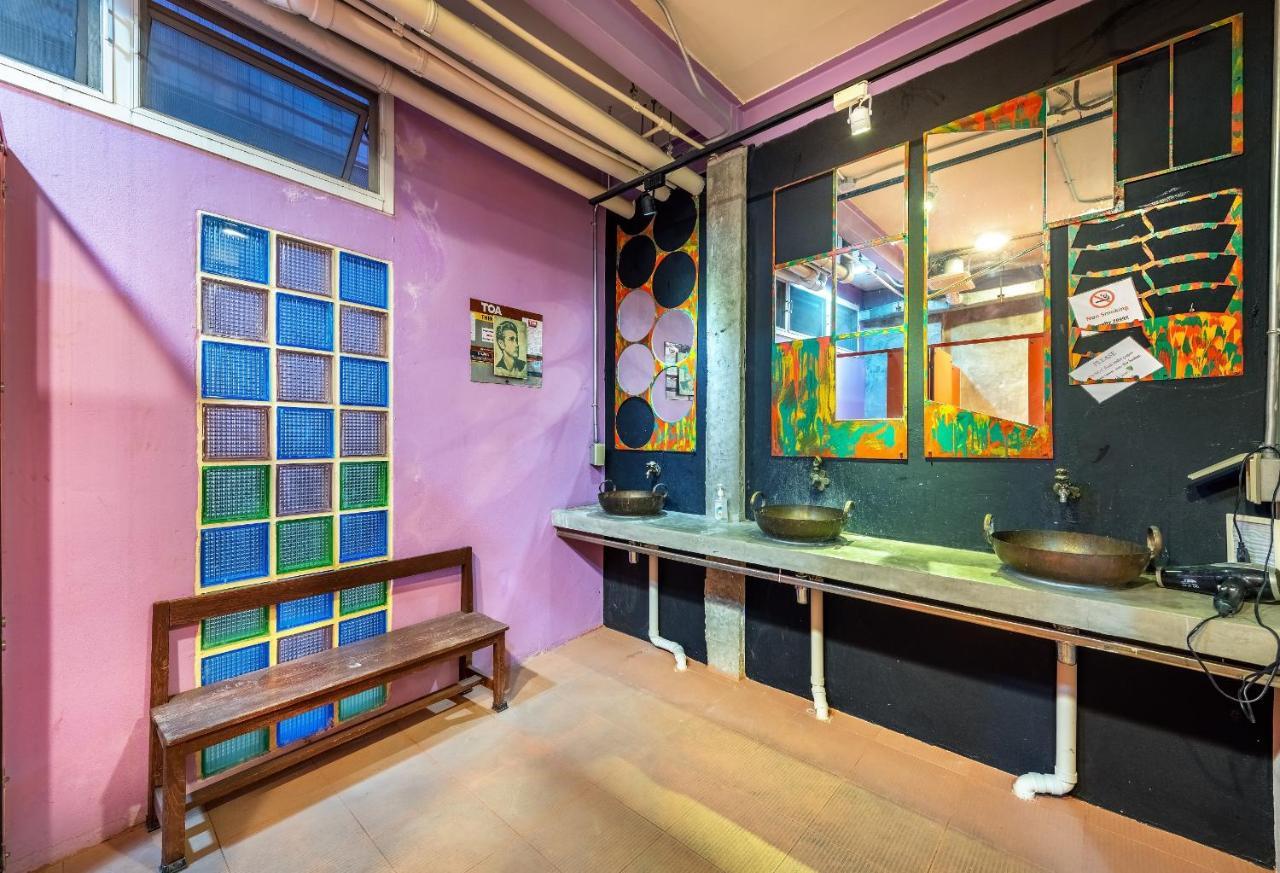 Silom Art Hostel Bangkok Bagian luar foto